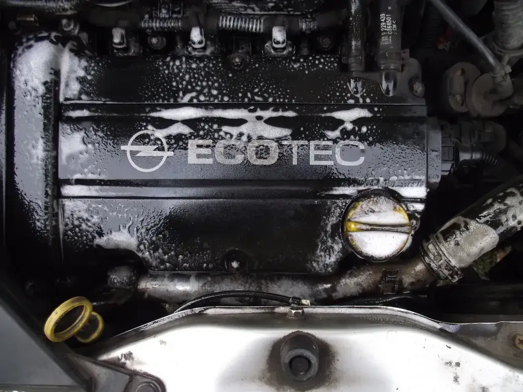 zabrudzony silnik samochodu