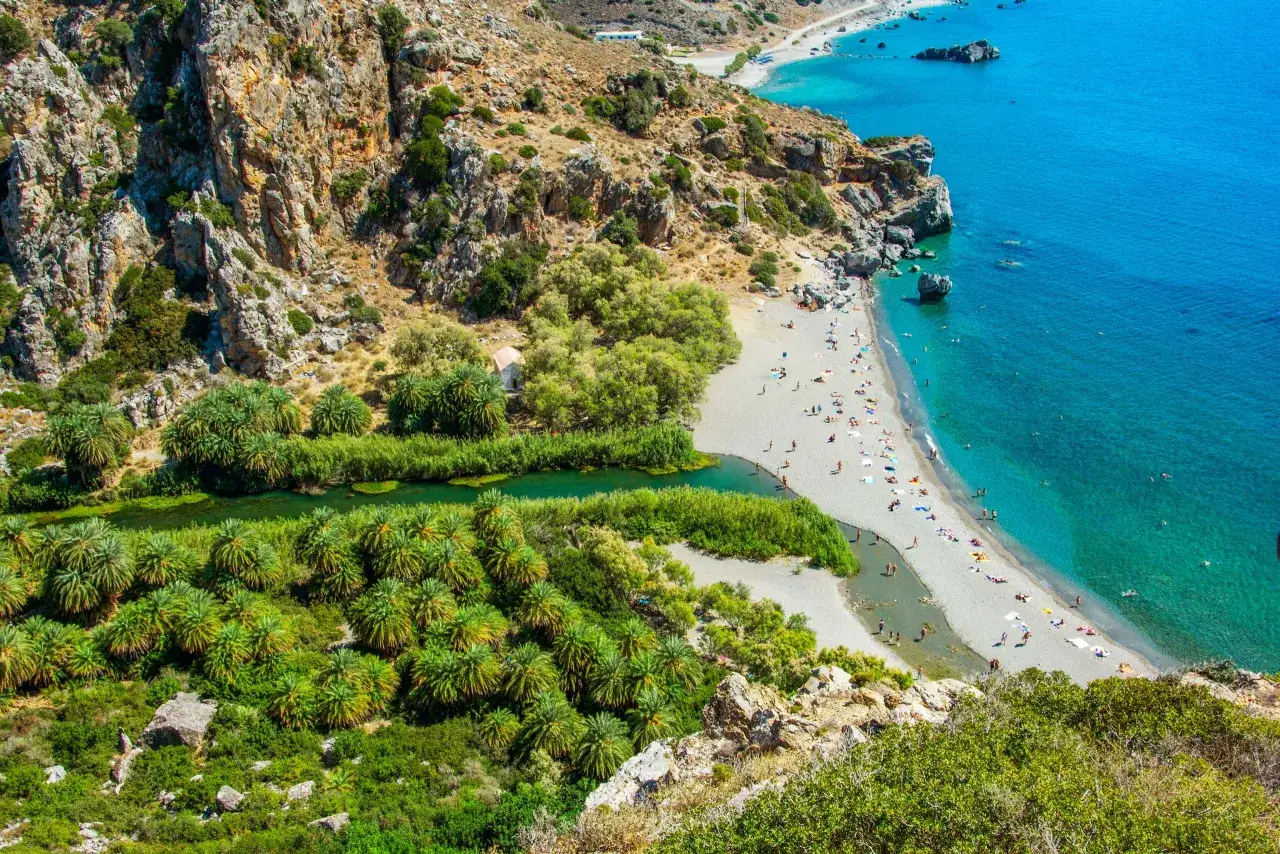 Rajska plaża na Krecie z palmami, rzeką i turkusowym morzem. Idealne miejsce, by poczuć, gdzie jest Kreta.
