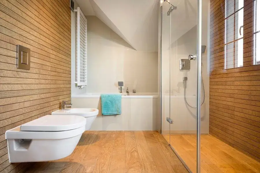 łazienka z panelami ściennymi imitacja drewna