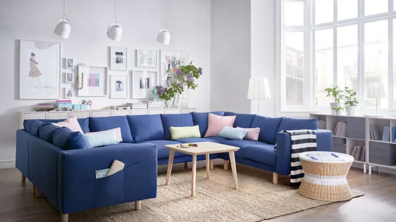 Granatowa sofa z zasłonami, błękitna sofa z zasłonami
