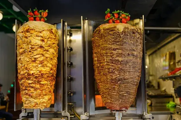 pierwszy d&ouml;ner kebab na pionowym rożnie