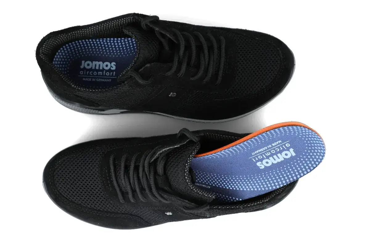 Czarne buty Jomos z technologią Aircomfort, idealne dla szerokiej stopy. Wygoda i niemiecka jakość.