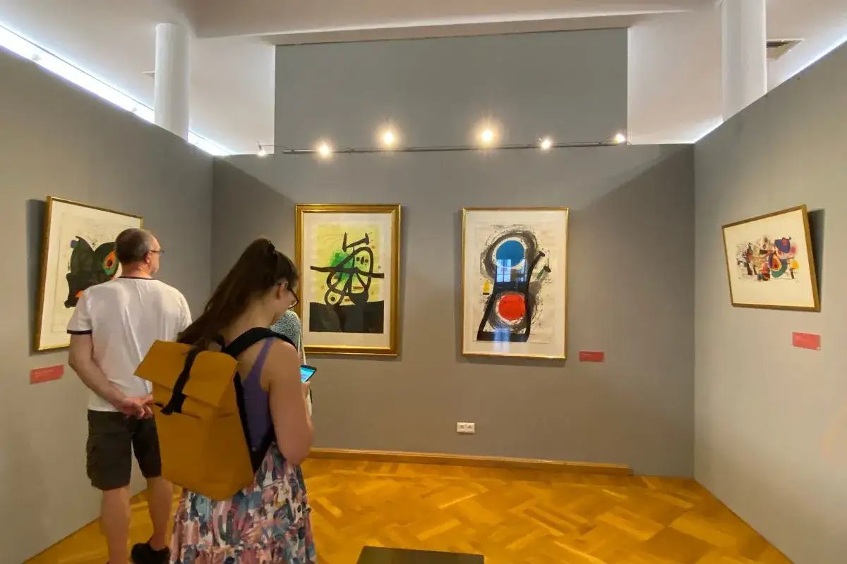 Wrocław wystawa malarstwa. Zwiedzający podziwiają abstrakcyjne obrazy w galerii sztuki.