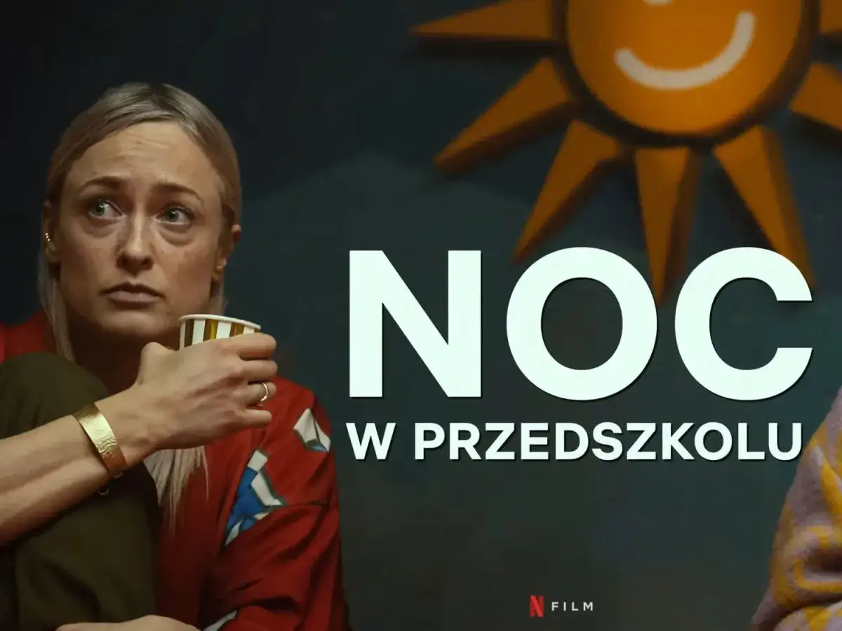 Zestresowana kobieta pije kawę w przedszkolu. Napis 