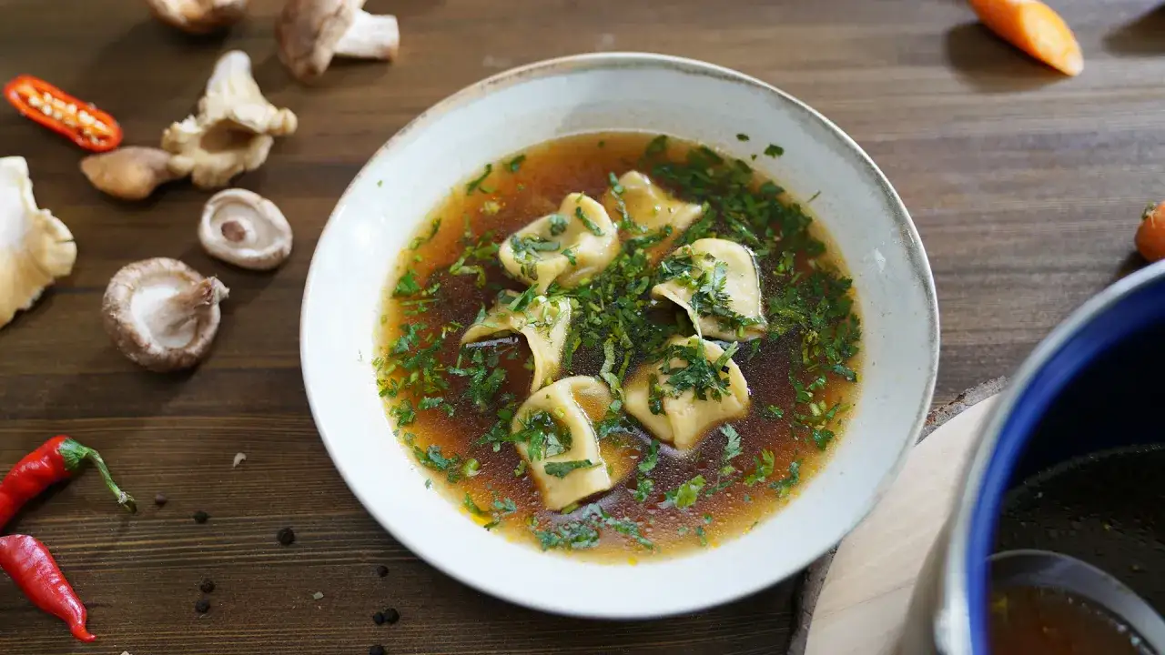 Aromatyczny bulion z tortellini, posypany natką. Ile kostek bulionu na litr wody? Zależy od smaku!