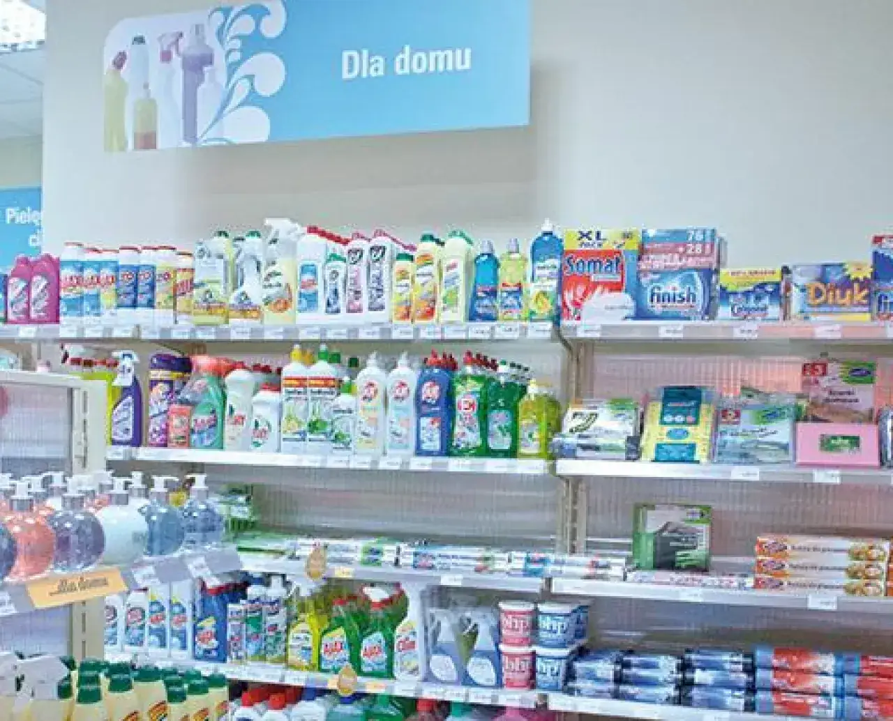 zakupy w supermarkecie dział z chemią gospodarczą