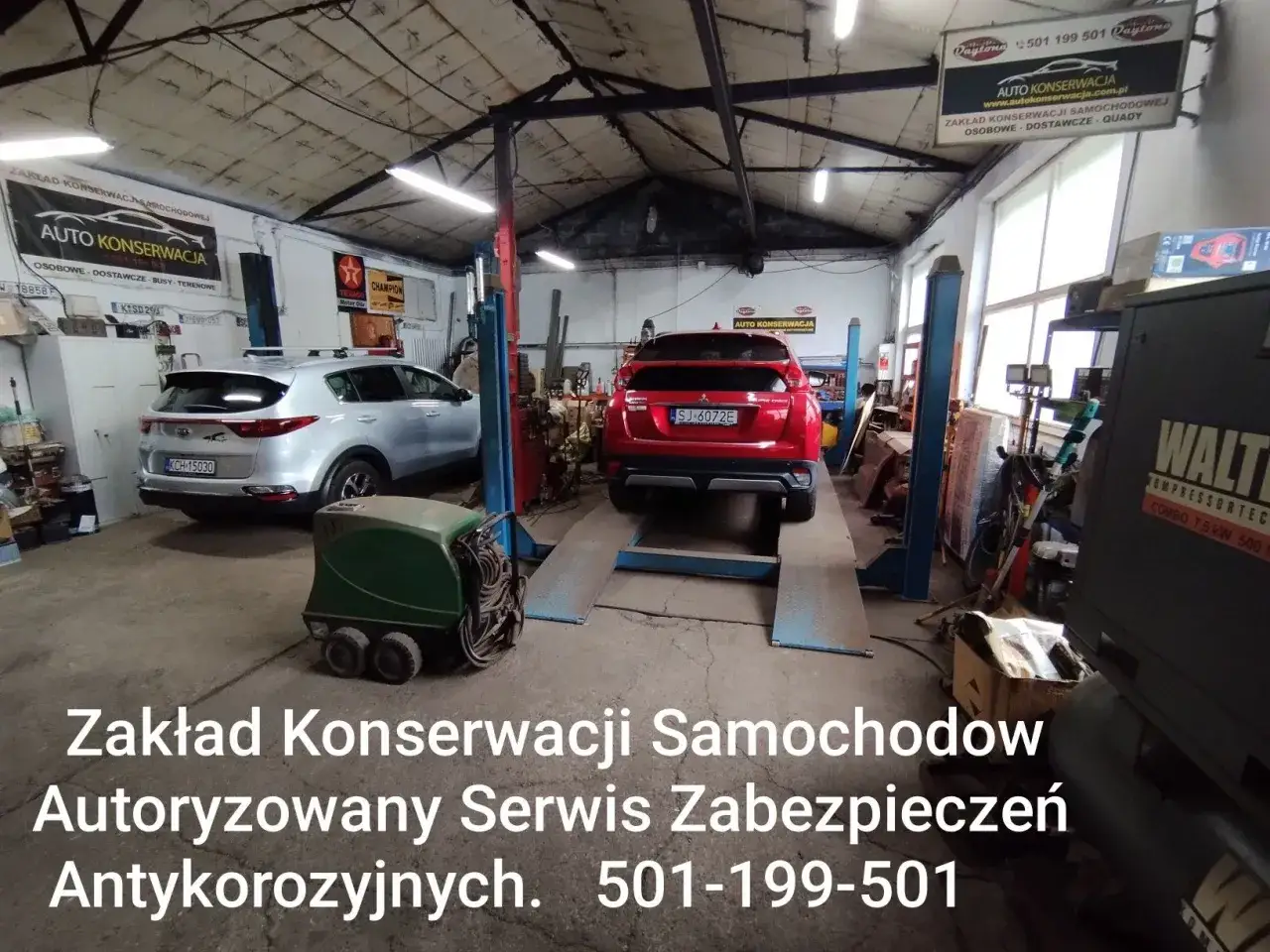 Warsztat samochodowy oferuje zabezpieczenie antykorozyjne podwozia. Dwa samochody na podnośnikach, jeden srebrny, drugi czerwony.