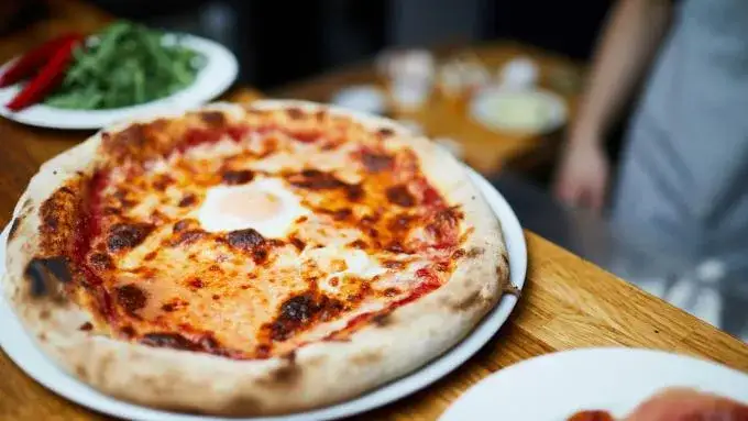 Zdjęcie Ile waży pizza 30 cm? Zaskakujące fakty o wadze pizzy