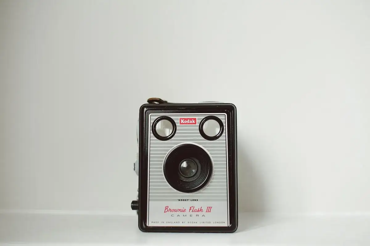 Retro aparat Kodak Brownie Flash III, który przypomina o początkach fotografii i pytaniu, kto wynalazł pierwszy aparat fotograficzny.