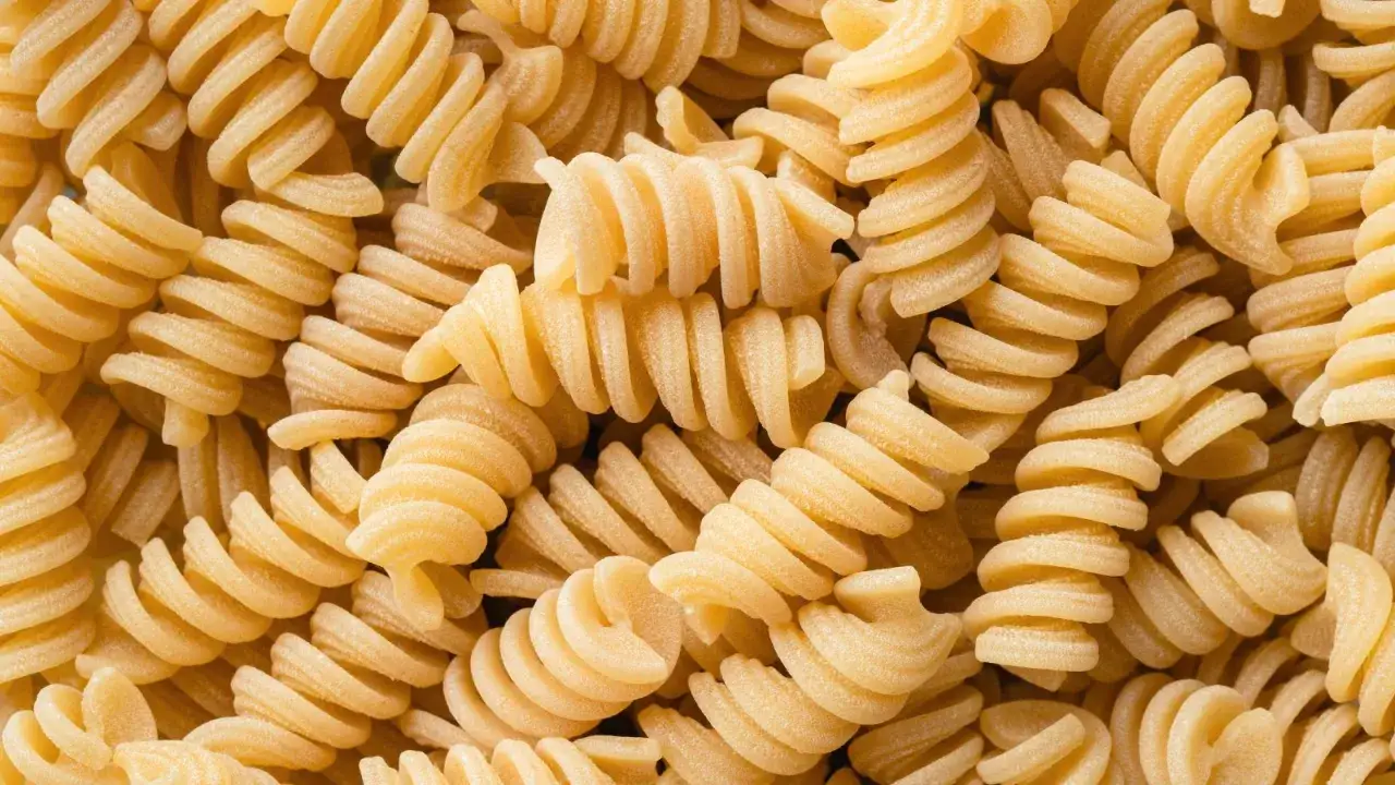 r&oacute;żne kształty makaronu kukurydzianego bezglutenowego
