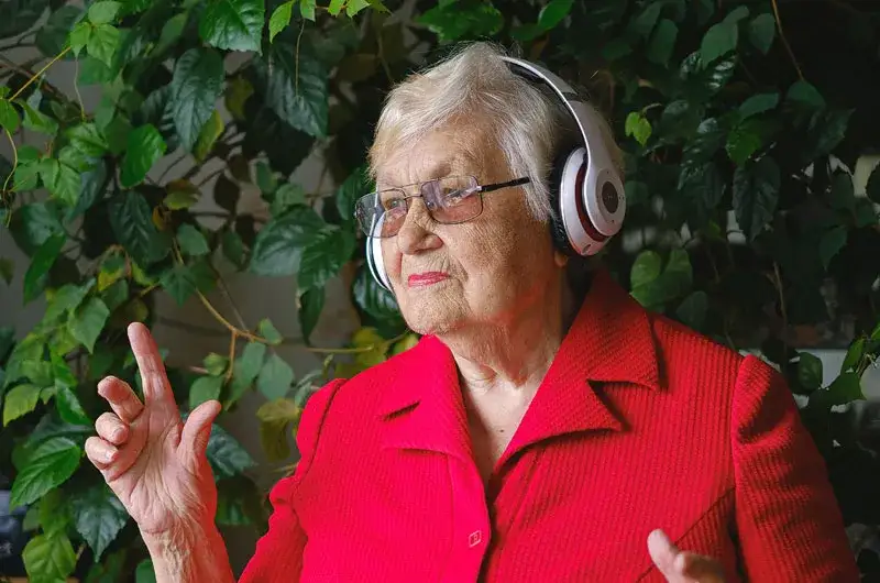 senior z demencją słucha muzyki