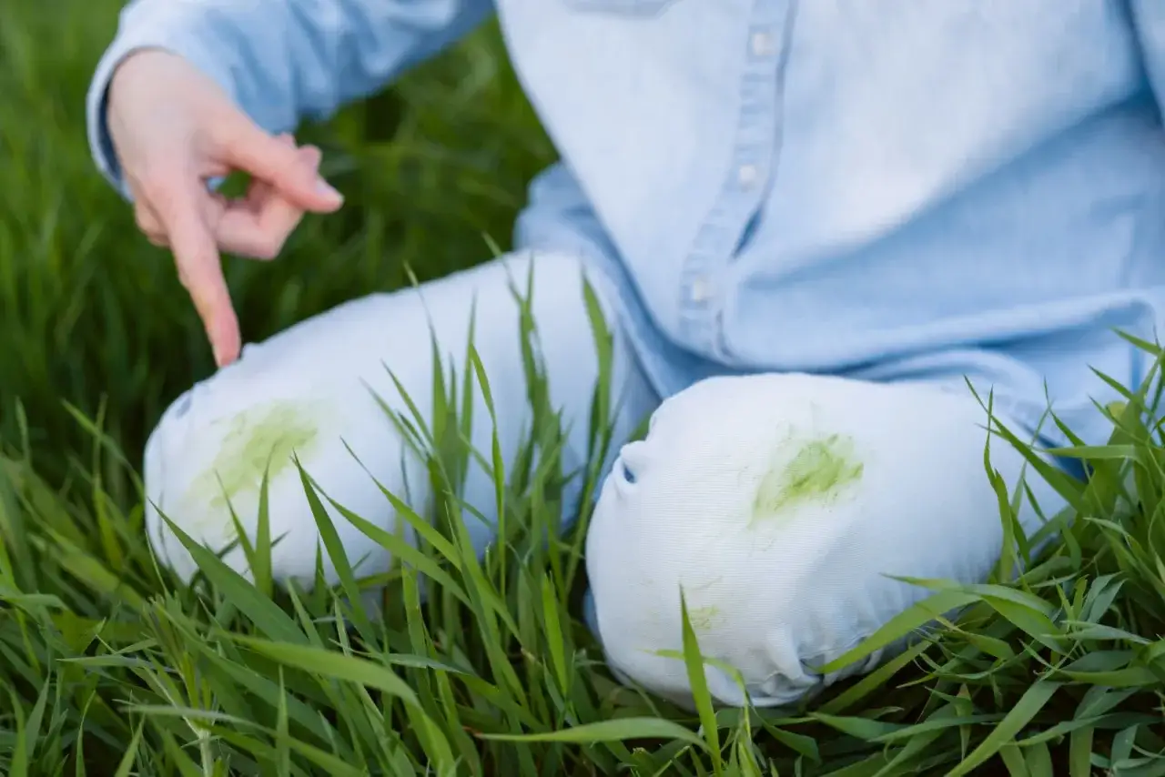 plama z trawy na spodniach