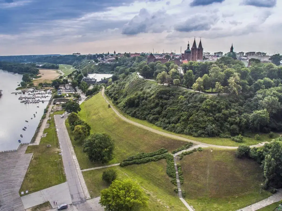 Malowniczy widok na Wisłę i wzgórze zamkowe w Płocku. Idealne miejsce, by zobaczyć w Płocku piękną panoramę miasta i poczuć jego historię.