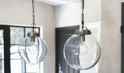 oświetlenie przedpokoju trendy 2025, lampy z naturalnych materiałów do korytarza