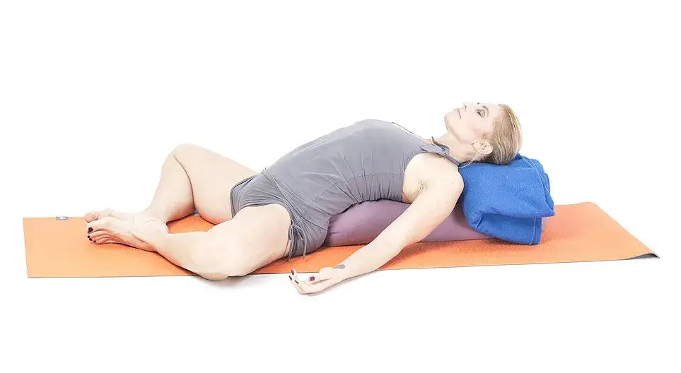 kobieta ćwiczy jogę podczas okresu