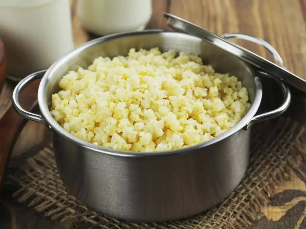 Sypka kasza jaglana w garnku i na talerzu