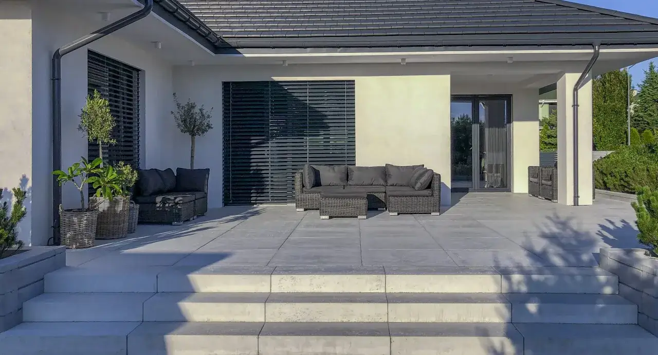 Nowoczesny taras z wykończoną ścianą