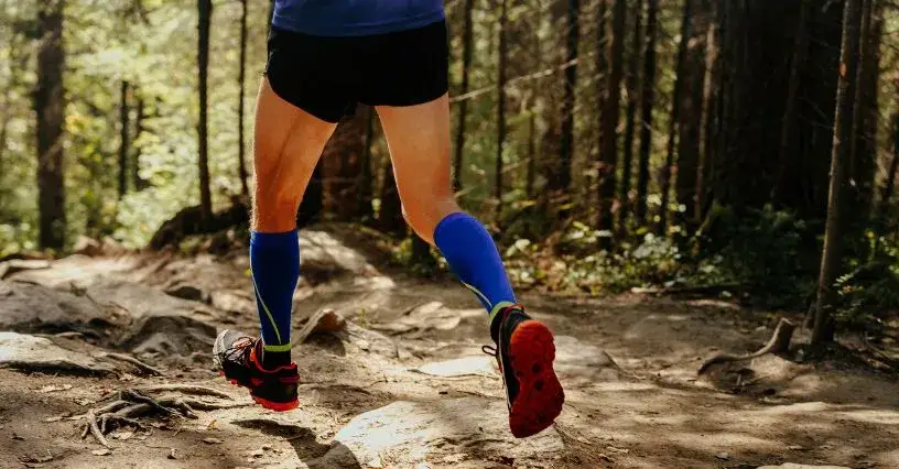 Biegacz w skarpetach kompresyjnych