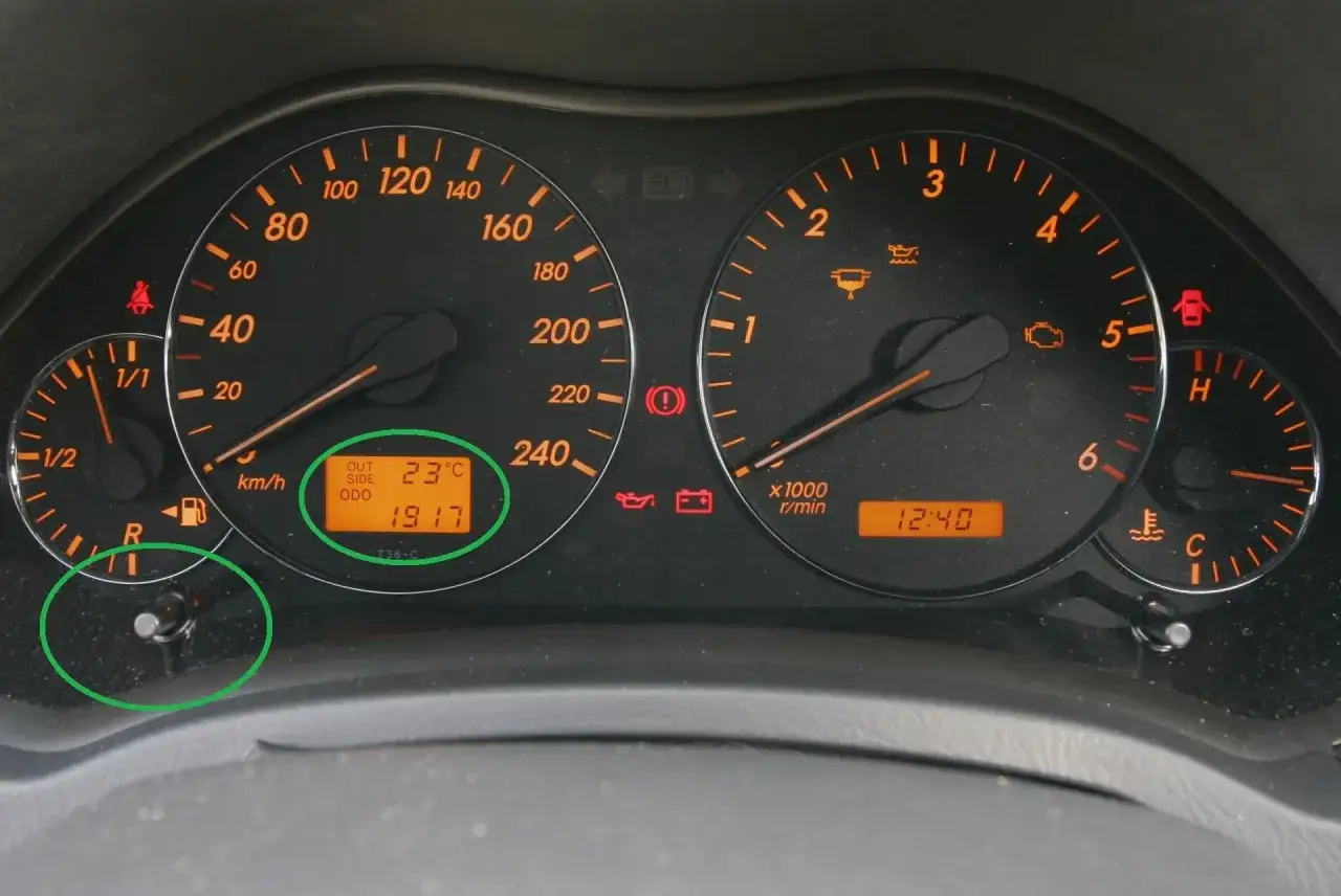 Na desce rozdzielczej Toyoty świeci się kontrolka 
