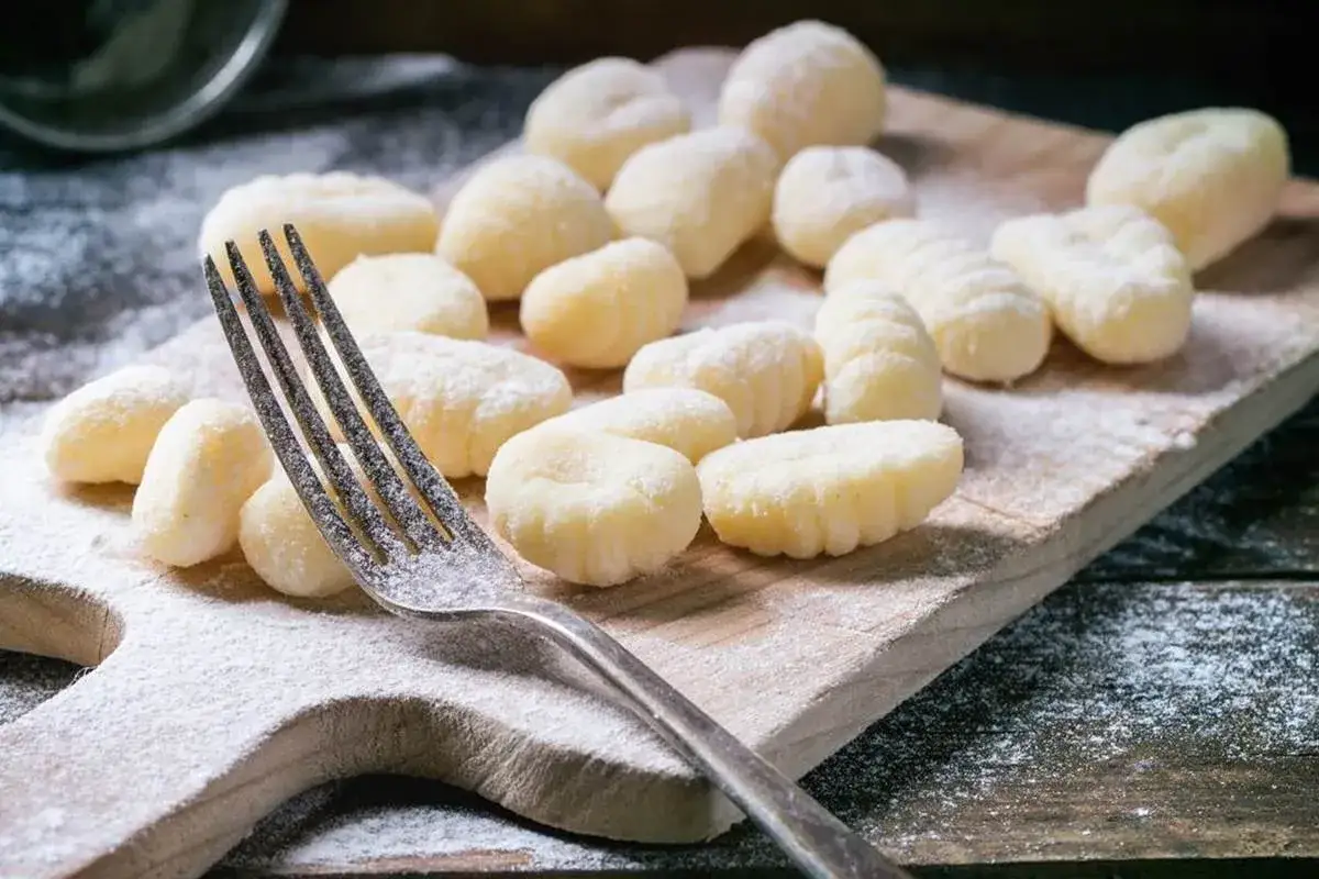 formowanie gnocchi i kopytek krok po kroku