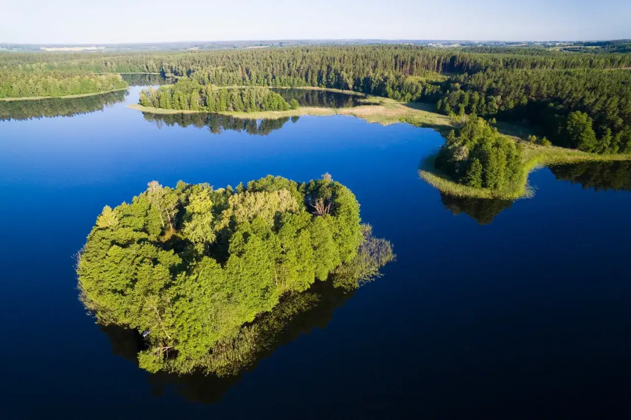 Zielone wyspy na granatowym jeziorze. Ile jest wysp w Polsce? Tyle, ile pięknych widoków jak ten.