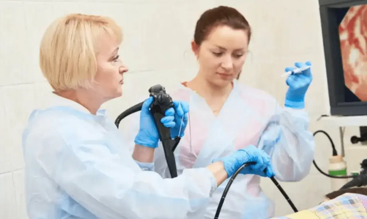 Lekarze podczas gastroskopii. Ważne pytanie: czy przed gastroskopią można brać leki? Konsultacja medyczna jest kluczowa.