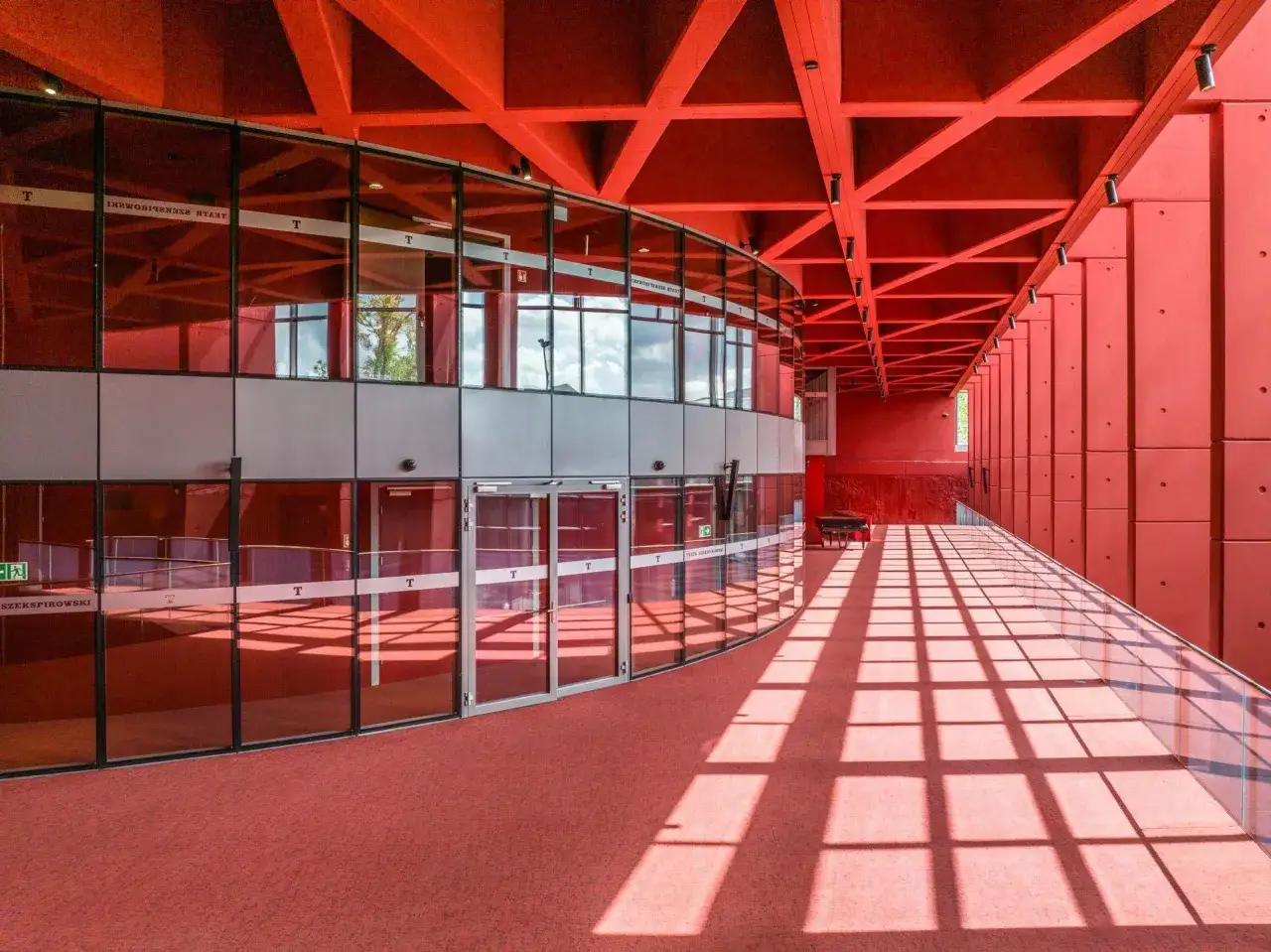 Nowoczesna architektura Teatru Polskiego w Szczecinie. Czekamy na otwarcie, by usłyszeć dźwięki fortepianu odbijające się od czerwonych ścian.