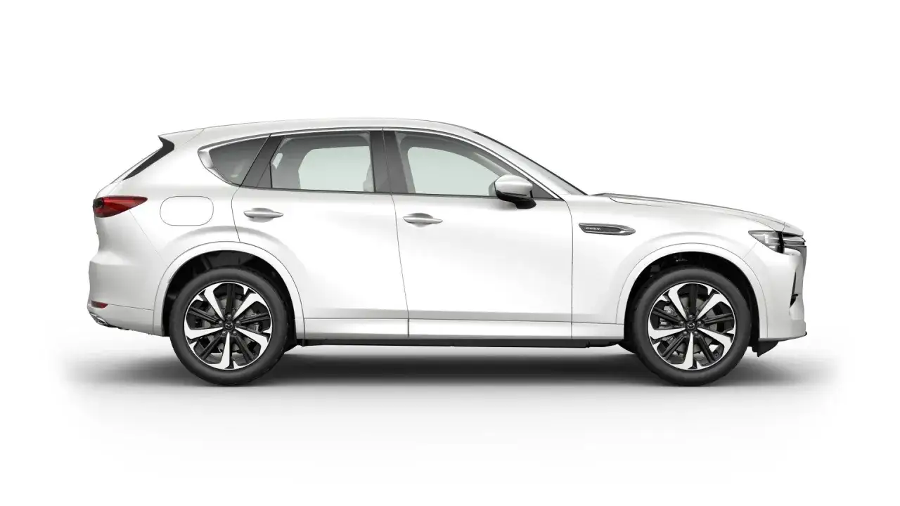 Biały SUV Mazda CX-60 z czarnymi felgami. Zastanawiasz się, czy można wcześniej spłacić leasing?