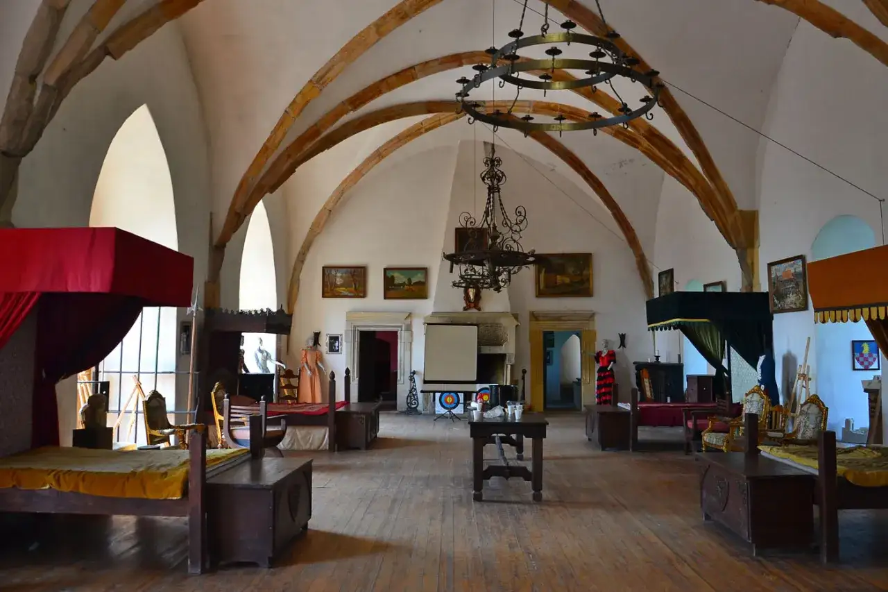 Zamek Grodziec wnętrza sala rycerska