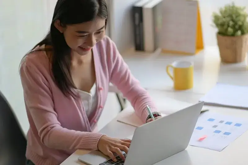 Por&oacute;wnanie nauczania stacjonarnego, zaocznego i zdalnego grafika