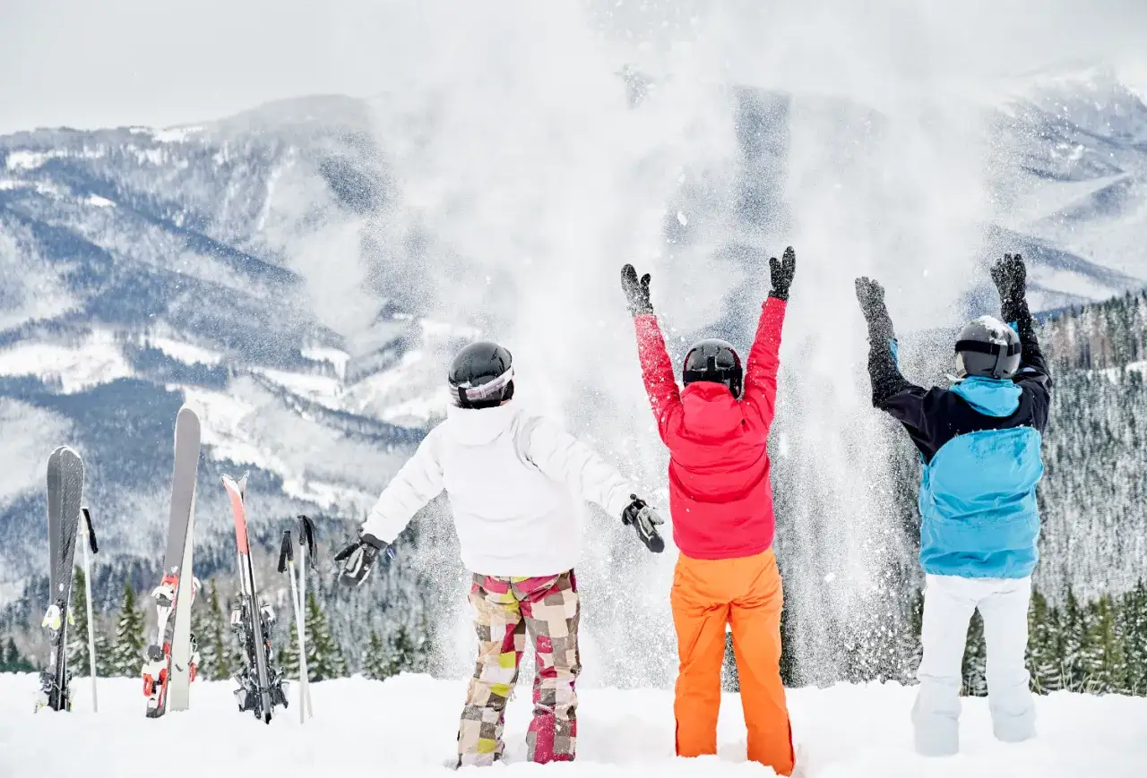 Porównanie stylu jazdy narty snowboard