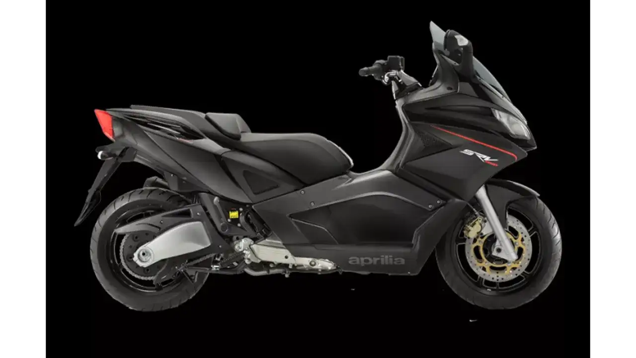 Czarny skuter Aprilia SRV 850, z czerwonymi akcentami i napisem 