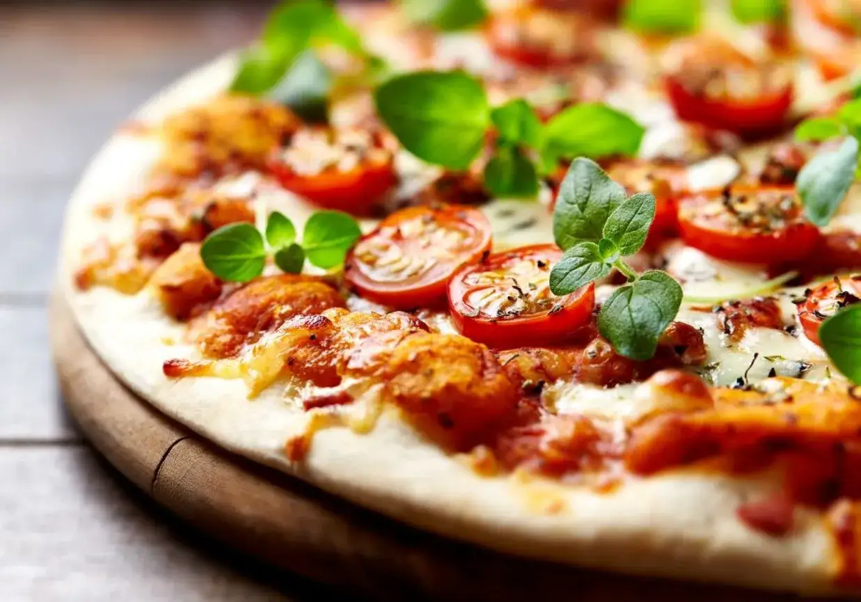 Pyszna pizza z pomidorkami i bazylią. Idealna, gdy chcesz wiedzieć, jak zrobić pizzę bez drożdży.