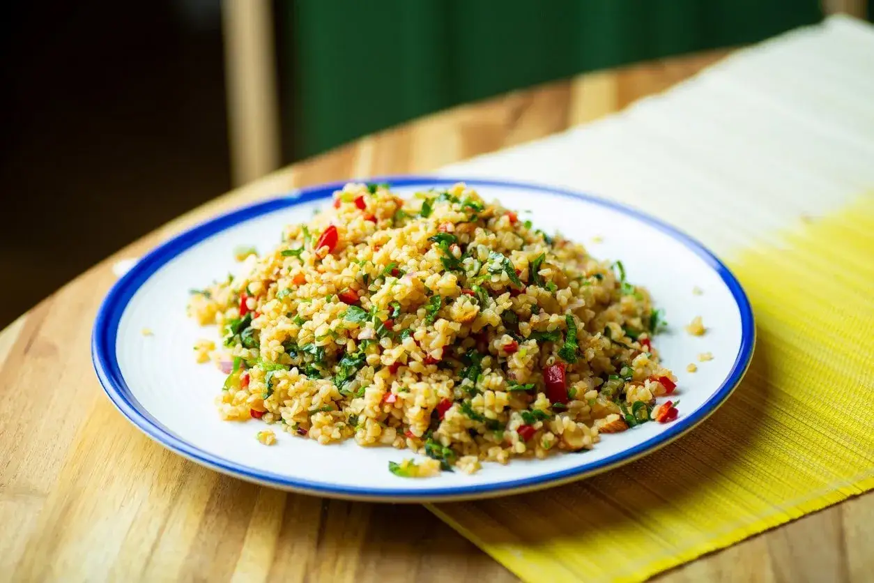 Kolorowa sałatka z kaszy jaglanej z papryką i ziołami. Świetny pomysł, co zrobić z ugotowanej kaszy jaglanej na lekki posiłek.