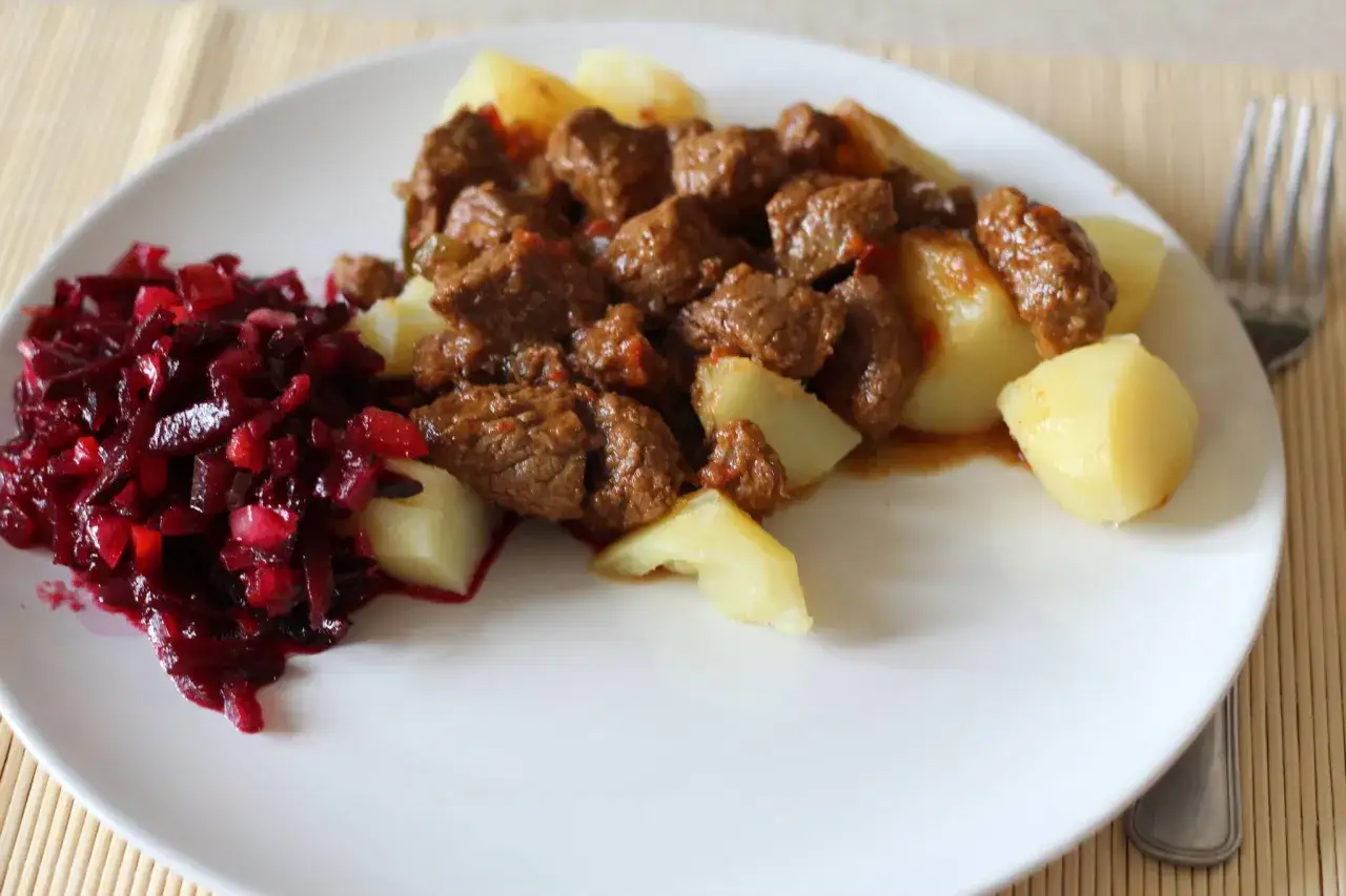 r&oacute;żne kawałki wołowiny na gulasz