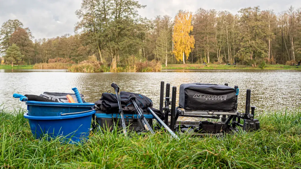 różne wędki feederowe nad wodą