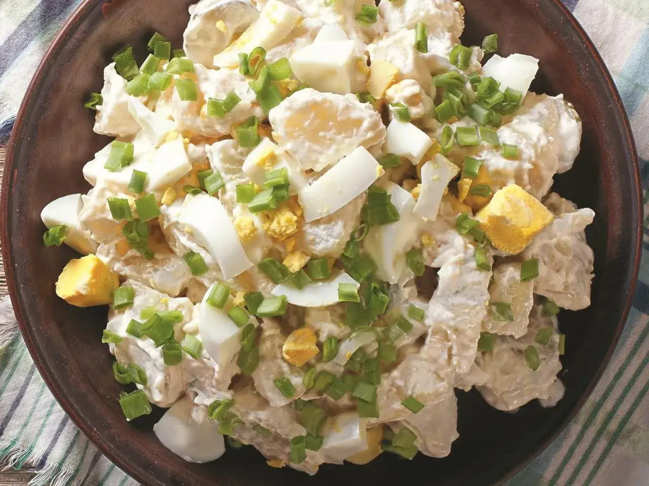 Przepis na niemiecką sałatkę ziemniaczaną na ciepło