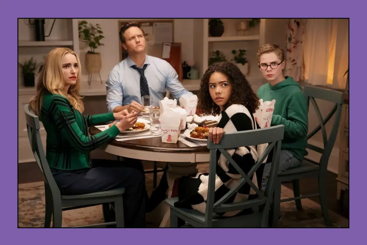 Rodzina przy stole, jedząc z pudełek na wynos. Ginny & Georgia w centrum uwagi, z napiętymi minami.