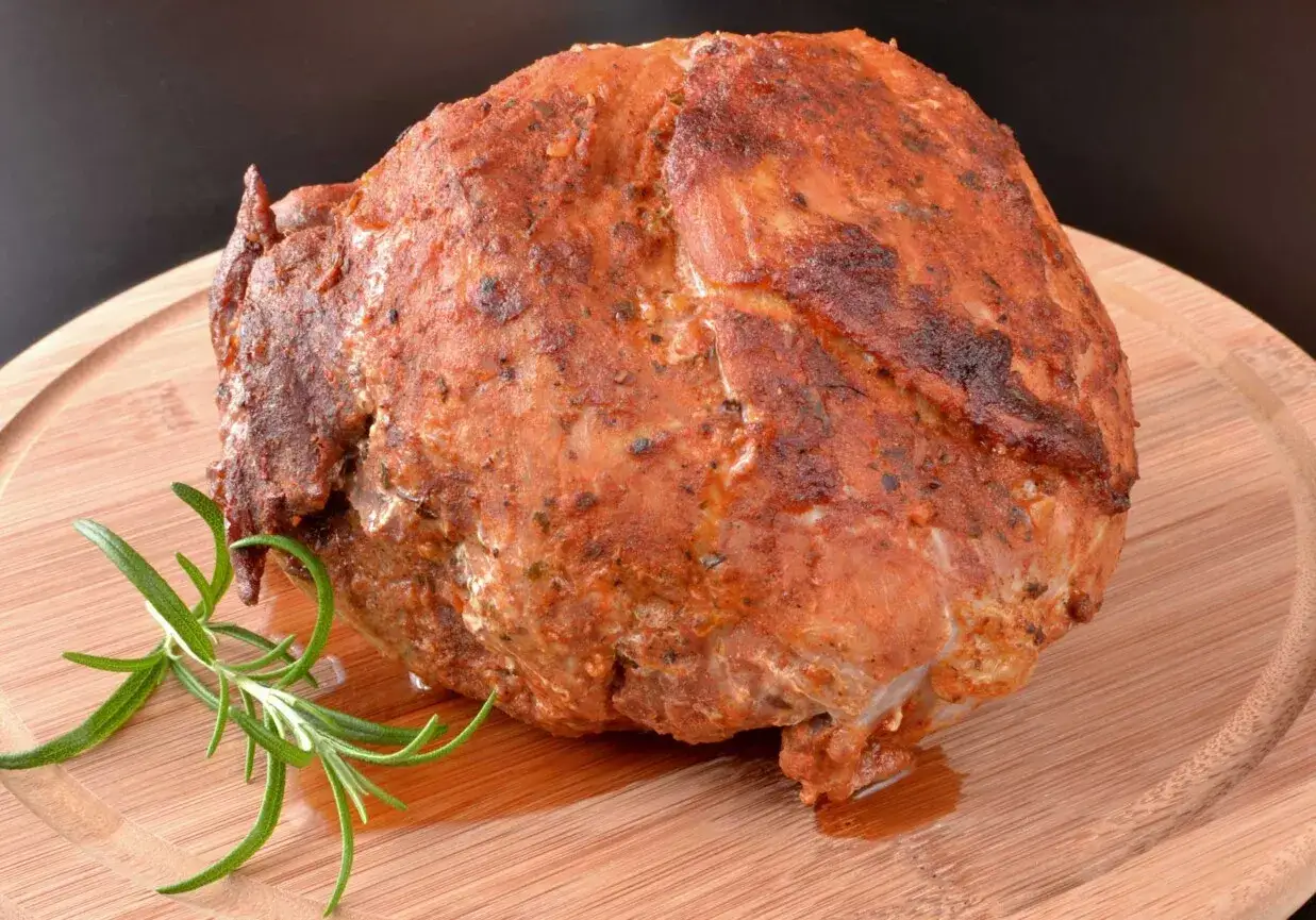 Pieczona szynka wieprzowa z rozmarynem. Idealna inspiracja, co ugotować z szynki wieprzowej na obiad.