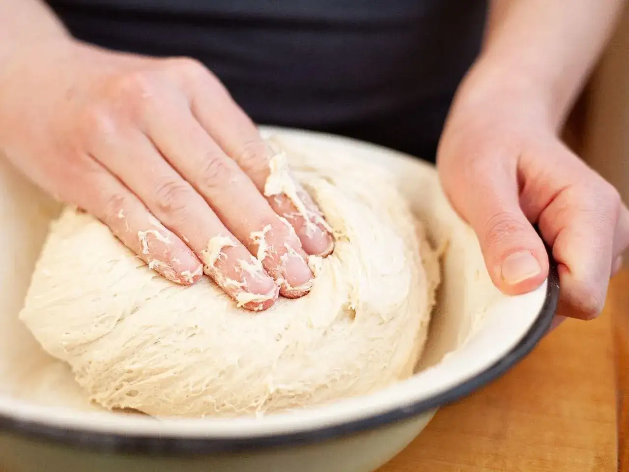 Rozmrażanie ciasta drożdżowego w misce