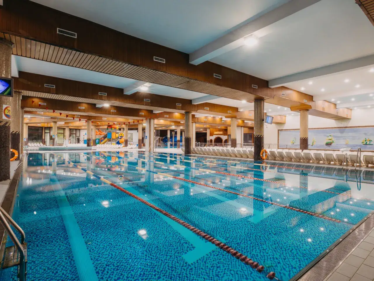 Basen w Hotelu Gołębiewski Karpacz: sprawdź, ile kosztuje doba w hotelu i ciesz się wodnym szaleństwem!