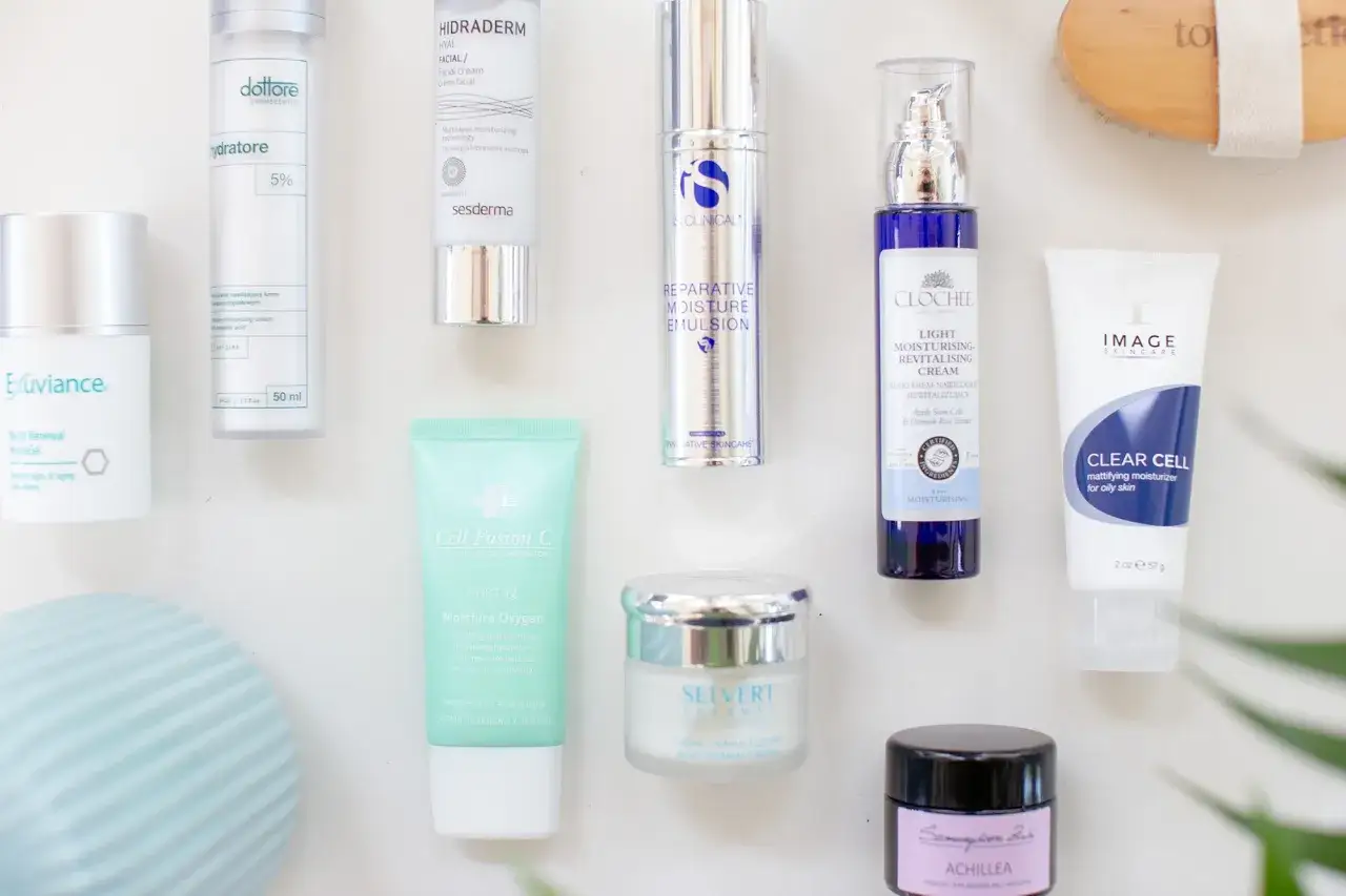 kobieta z cerą tłustą, błyszcząca skóra, rozszerzone pory