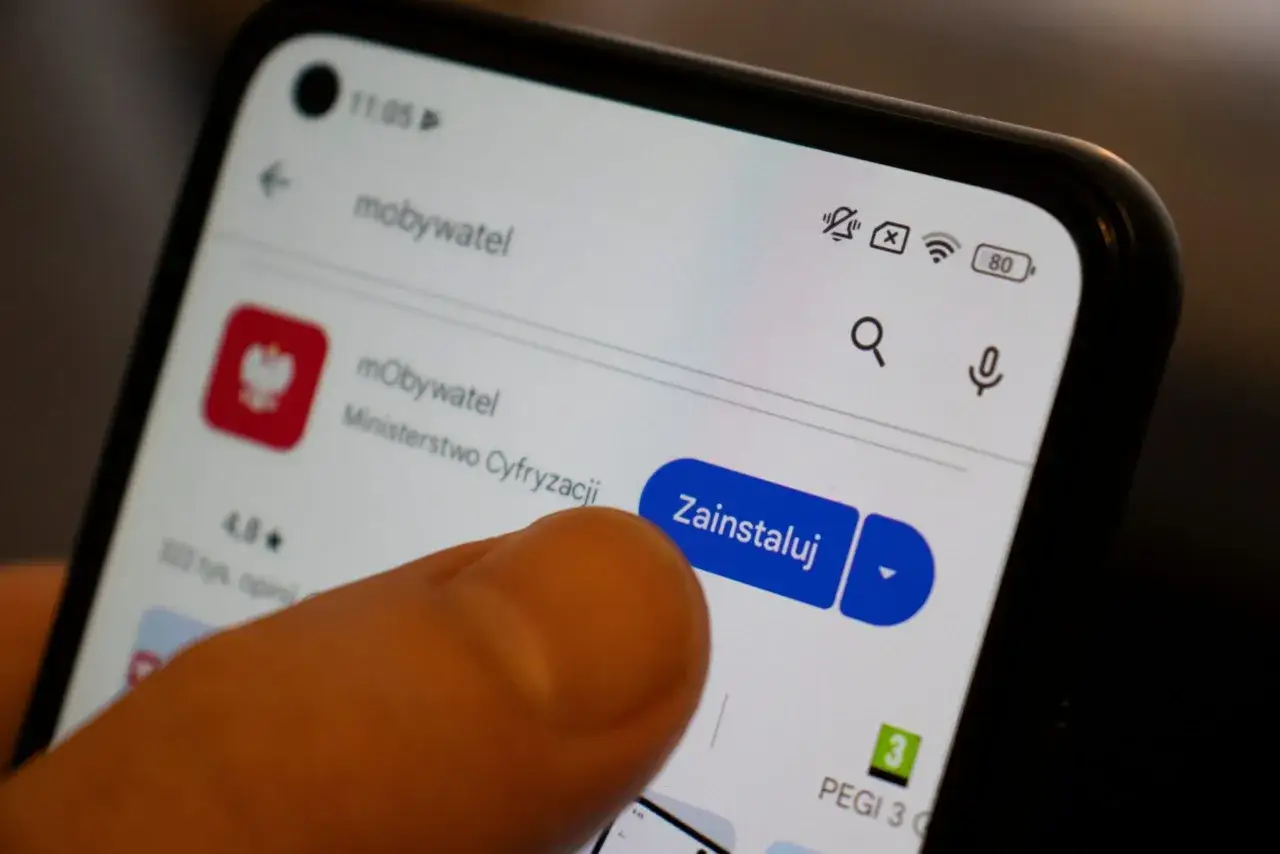 Palec wskazuje przycisk 