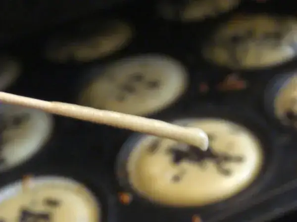 sprawdzanie gotowości ciasta patyczkiem