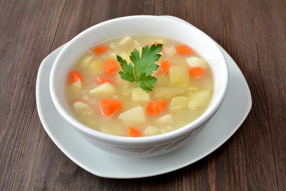 Pyszna zupa jarzynowa z ziemniakami i marchewką, idealna jako co na obiad dla dzieci.