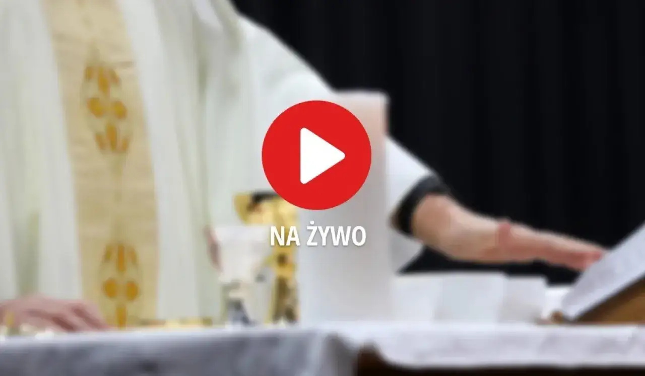 Transmisje mszy św w telewizji na żywo. Widoczny celebrans w szatach liturgicznych, kielich i księga.