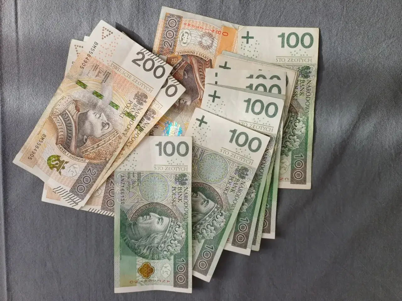 Kupka polskich banknotów: 200 zł i kilka 100 zł. Zastanawiasz się, ile wynosi podatek belki od lokat?