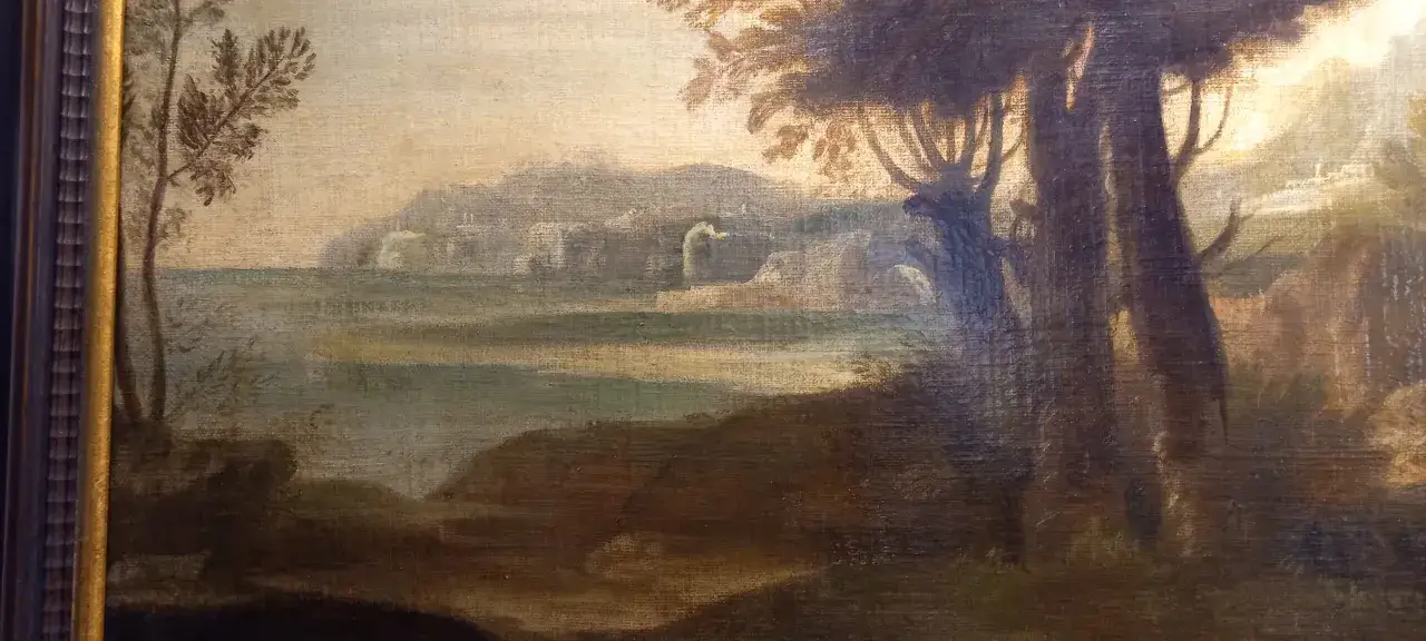 Krajobraz z perspektywy kulisowej obrazy: drzewa, woda i wzgórza w oddali, tworzące tajemniczą atmosferę.