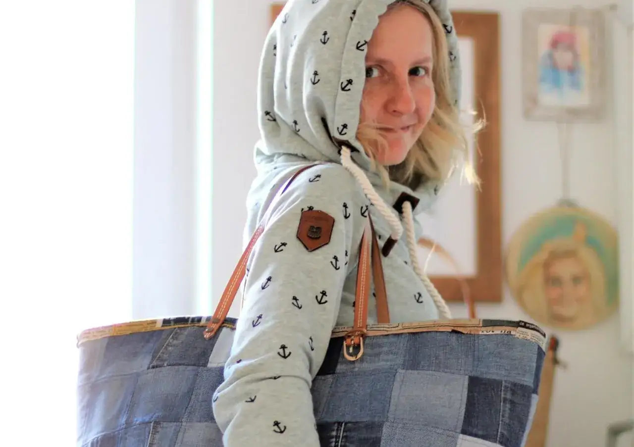 kobieta z torebką upcyklingową, moda ekologiczna