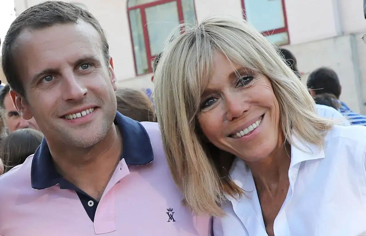 Emmanuel i Brigitte Macron uśmiechają się do zdjęcia. Choć nie mają wspólnych dzieci, Brigitte ma troje z poprzedniego małżeństwa.